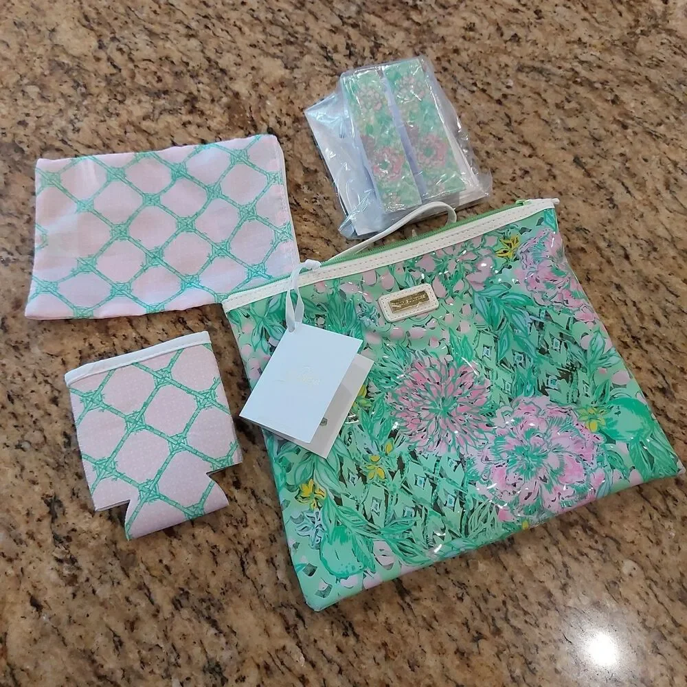 Lilly Pulitzer Water Resistant Vinyl Beach Day Pouch, Zipper Bag/Clips/Hugger